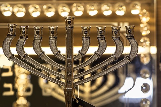 אילו סוגי טקסים דתיים קיימים רק ביהדות?